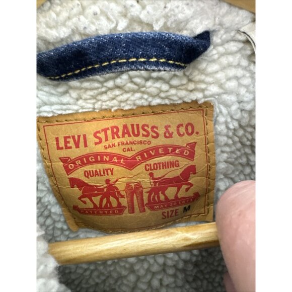 Levi Womens Jacket Medium Blue Denim Sherpa Lined Trucker Jean Snap - Picture 5 of 8